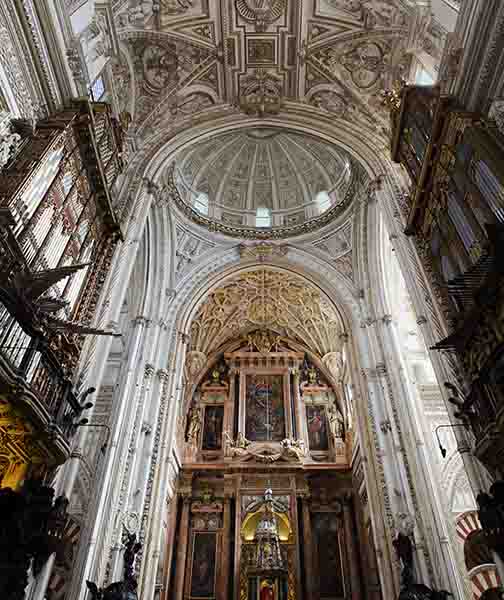 Córdoba 067 - Mezquita Catedral - interior - altar mayor.jpg